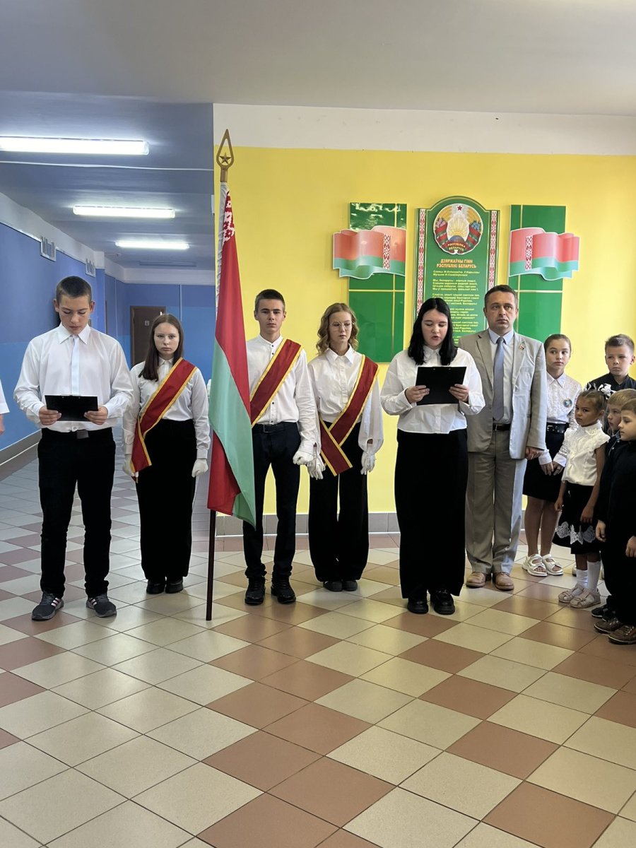 С торжественной линейки начался День народного единства!